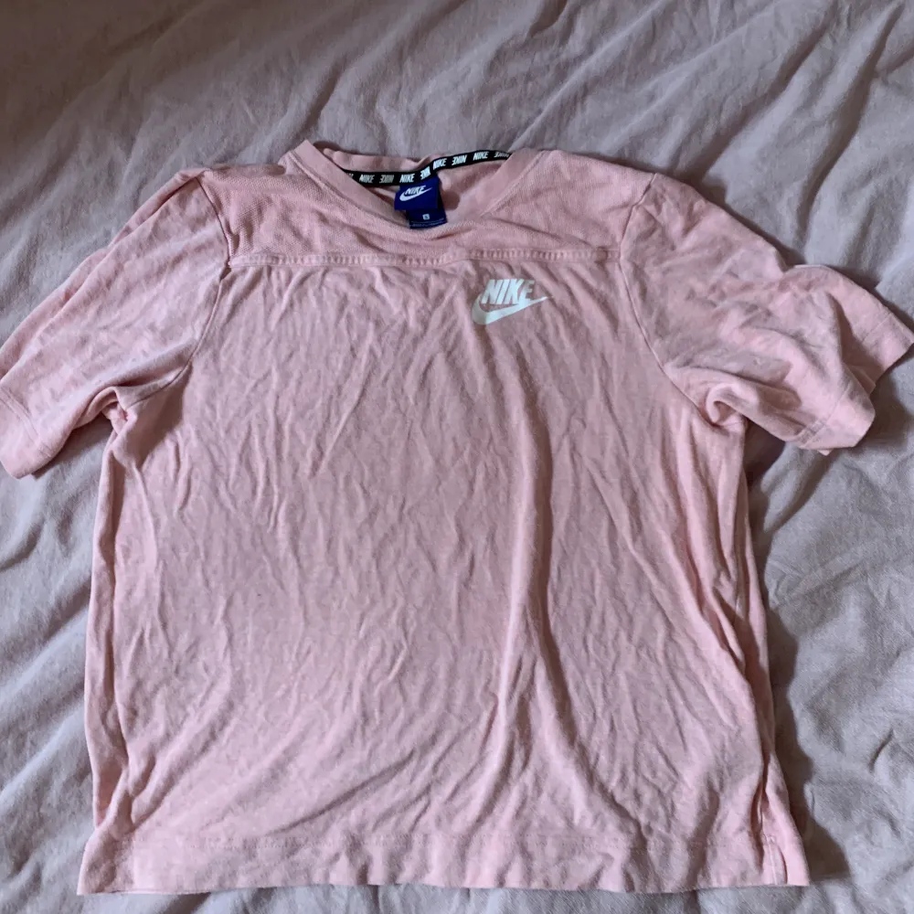 Superhärlig rosa Nike T-shirt. Perfekt till gymmet eller till ett par jeans! 💗🌸. T-shirts.