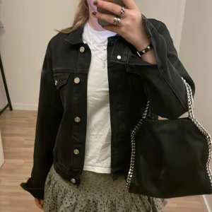 Svart jeansjacka 🥰 - Skitsnygg jacka. Använd tvp gånger❤️