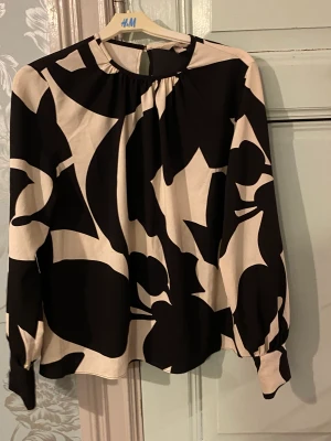 Svart vit blus  - Använd 