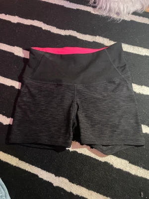 Träningshorts från H&M - Svarta träningsshorts från H&M Aldrig använda  Storlek XS