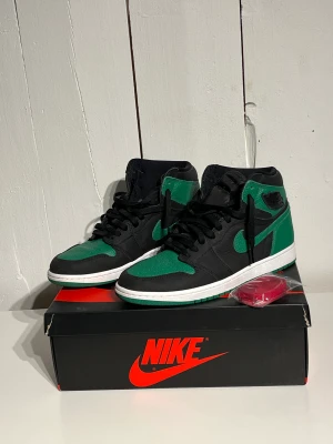 Jordan 1 Pine Green - Storlek 44 Bra skick, endast använda ett fåtal gånger. 