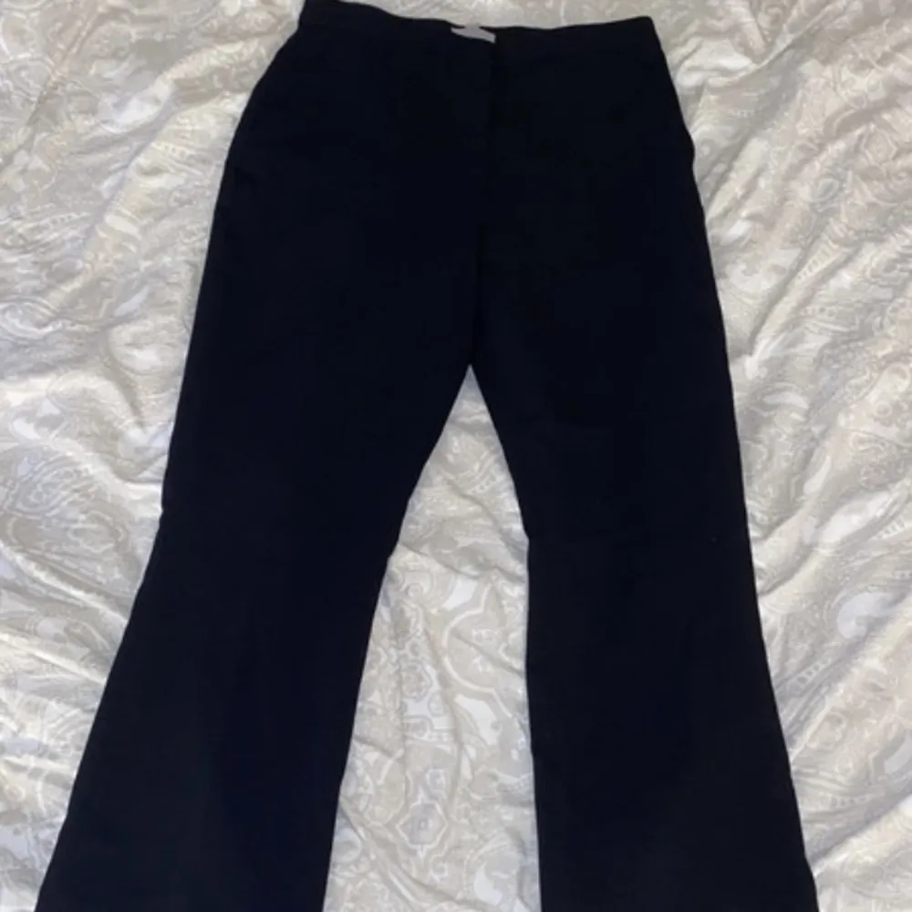 Svarta kostymbyxor från H&M i storlek 40. Frakt tillkommer.. Jeans & Byxor.