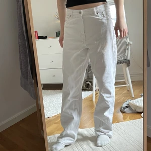 Vita jeans - Vita jeans från monki, ej använda så mycket. Personen är 173 cm och waisten är 30 på byxorna. Köparen står för frakt❤️