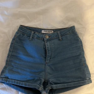 Tally Weijl jeansshorts  - Jeans shorts från Tally Weijl,använda några få gånger i sommar,stl 36/S, nypris 299kr mitt pris 80kr