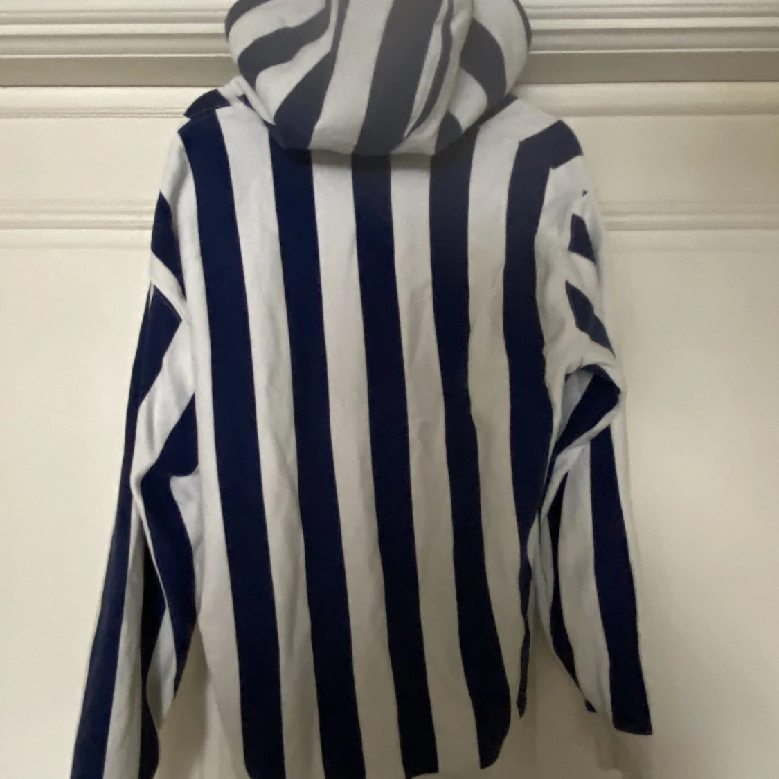 Blå vit randig luvtröja från Lacoste Live