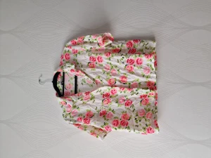 Blommig tröja  - Kroppad fin och lätt bra till sommaren!