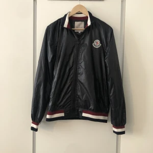 Moncler  - Passar S  Gammal modell