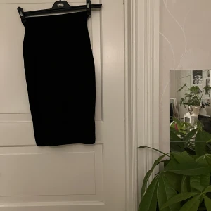 Knälång kjol🤍 - Knälång svart trikåkjol från H&M, storlek S. Använd ett fåtal gånger. Kan mötas i Göteborg eller skicka, köparen står för frakt.
