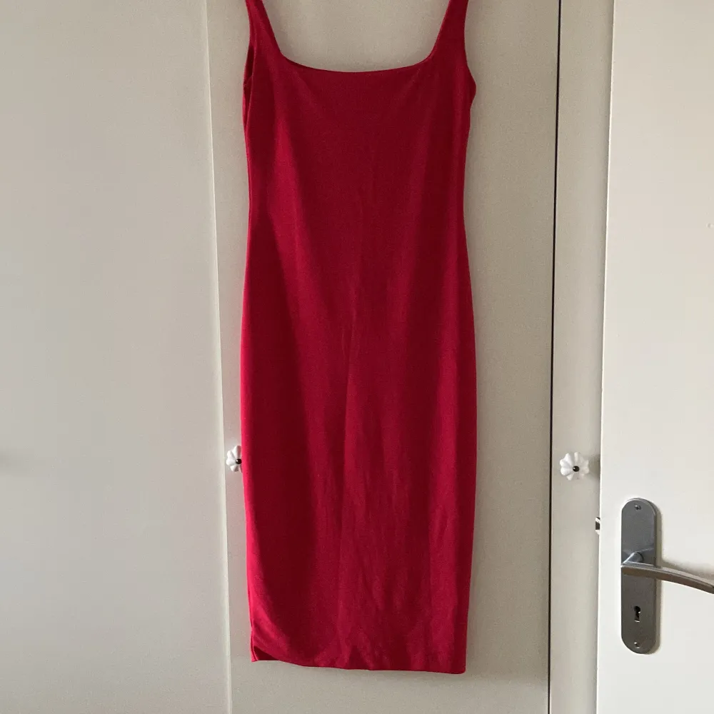 Fin och snygg röd klänning. Aldrig använd. Storlek S. Klänningar.