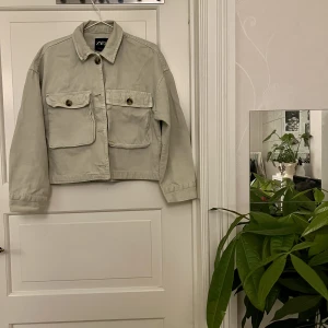 Jacka Zara🤍 - Ljusgrön/grå/beige croppad jacka från Zara. Storlek S. Använd en gång. Kan mötas i Göteborg eller skicka, köparen står för frakt.
