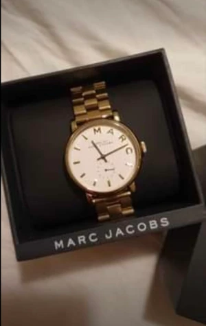 Marc Jacobs klocka i guld - stilren klocka i guld från marc jacobs. oanvänd. inköpt för 2595kr. äkthetsintyg och kvitto medföljer.