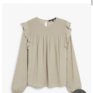 Beige/brun blus från kapphal  - Jättefin blus i från kapphal i storlek xs. Jag säljer då jag fick två likadana. Den är helt ny men prislappen kvar! Kvitto finns! Köpt för 400