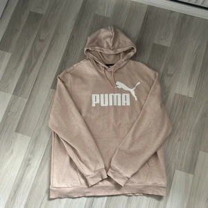 Ljusrosa Puma hoodie -  Skicket på hoodie är bra men lite uttvättat. Insidan är en blandning mellan mjuk och sträv men fortfarande mycket mysig! Ny kostar 550kr därav är priset dikuterbart.