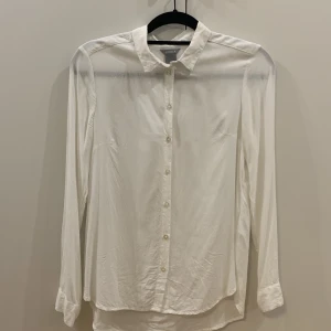 Vit skjorta Lindex. Strl. XS - Tunn, vit skjorta i viskos från Lindex. Storlek XS