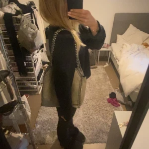 Stella McCartney liknande väska - Säljer min superfina Stella McCartney liknande väska från TIAMO som jag använt två gånger så i nyskick. Priset går att diskutera! Skriv för fler bilder💗