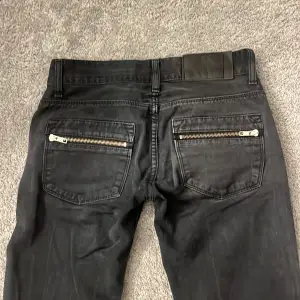 As balla svarta lågmidjade jeans med detaljer baktill🙌🏼🙌🏼 Innebenslängden- 75 cm Måttet rakt över midjan- 36cm 