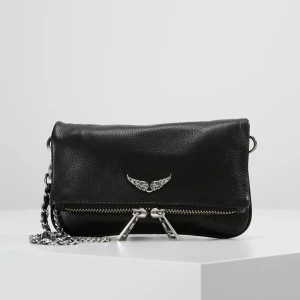 Zadig väska  - Säljer denna jätte fina zadig väskan åt min kompis. Säljs pågrund av att den inte kommer till användning. Väskan är typ aldrig använda och har inga skador på sig.(fler bilder privat)💕