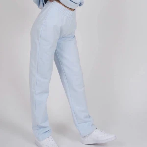 Mjukisbyxor från Adsgn - Säljer mina blåa mjukisbyxor från Alice Stenlöfs märke Adsgn i storlek S! Bara använda ett fåtal ggr och de har inga synliga defekter, köpta för 599kr🥰