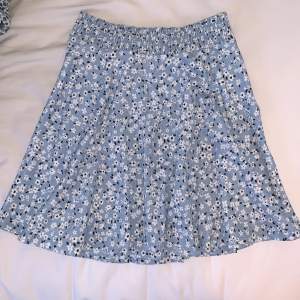 Ljusblå blommig kjol från lager 157 i storlek xs/s. Endast använd en gång så väldigt fint skick. Säljer för 30kr+frakt.