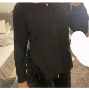 Stickad tröja  - Svart tunn stickad tröja med knytning på sidan i storlek S, säljer även en likadan i vit.