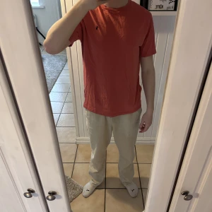 Ralph Lauren t-shirt - Inga hål eller fläckar osv  Lite för stor för mig som är 177 och Boström bär storlek S. Skulle säga att det passar M-L  Nypris: 499  Köpare står för frakt