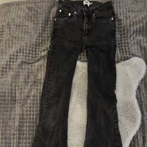 Svarta bootcut jeans med gråa detaljer. Samma modell som annonsen innan. Använda ett fåtal gånger. 🤍