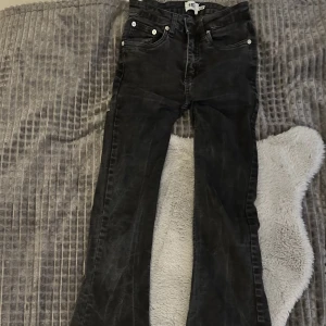 Bootcut jeans  - Svarta bootcut jeans med gråa detaljer. Samma modell som annonsen innan. Använda ett fåtal gånger. 🤍