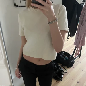 Stickad T-shirt  - Hejj! Säljer denhär populära stickade T-shirten ifrån zara! Jätte mjuk och i fint skick fortfarande! Köparen står för frakten💗