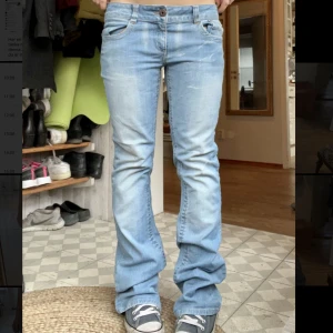 Only jeans.  - Säljer dessa skitsnygga lågmidjade  Only jeans. Midjemått 40 cm rakt över.  Innerbenslängd 79 cm. 