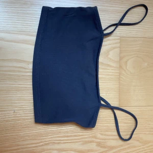 Tubtopp  - Grå/ svart tubtopp med band från hm. 