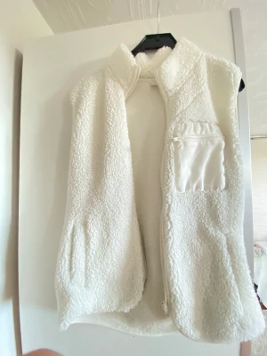 Vit väst - Väst från Lindex, använd några gånger. Barnstorlek men passar mig som har S💓super fin i Teddy material. 