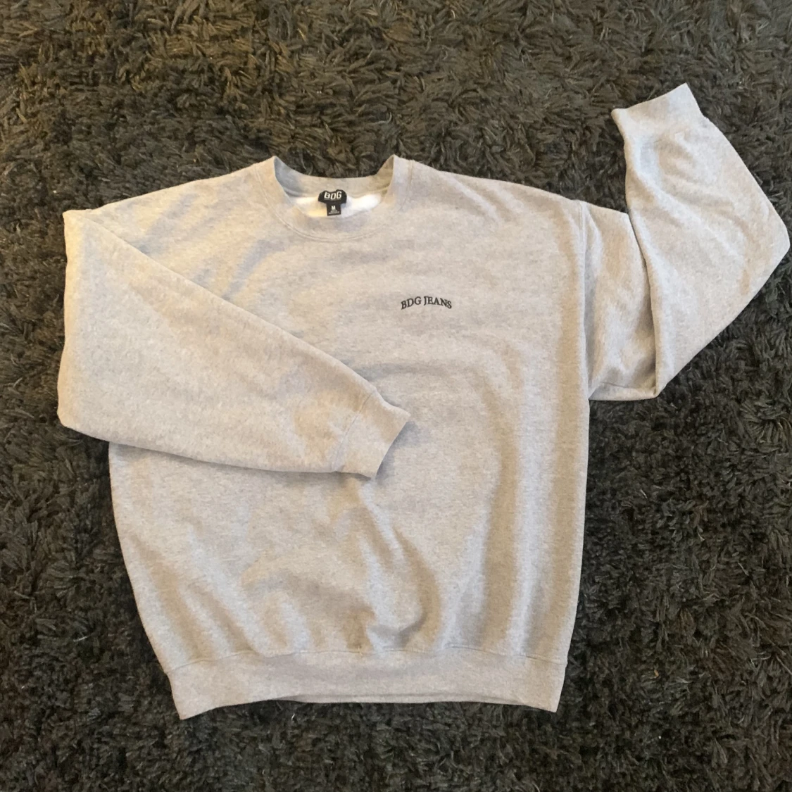 GRÅ CREWNECK