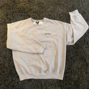 GRÅ CREWNECK - Grå oversized crewneck! Använd ca 10 gånger. Storleken är M men sitter mer  som Large! Nypris Zalando 569 SEK 🤠 Märke BDG Urban Outfitters. Köparen står för frakten! 🚚