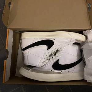 Blazer Mid 77 VNTG - Blazers Mid 77 VINTAGE säljer säljs pågrund av att dem inte används längre för mer bilder fråga storlek 42,5