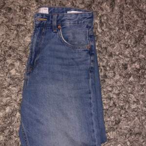 Tja säljer mina bershka jeans då de blivit för små. Byxorna är i modell loose och i storlek eur 36. Byxorna är i fint skick samt använda ett fåtal gånger. 