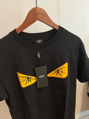 Fendi T-shirt  - Hej, säljer min Fendi T-shirt som jag köpt på LUISAVIAROMA,Storlek xs. Säljer den pga att den inte passar mig. Helt nyskick bara testad.