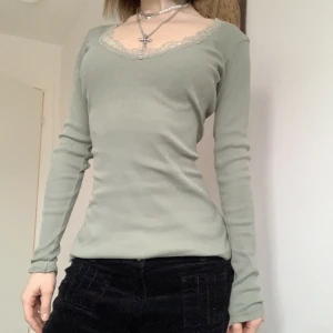 Grön långärmad tröja - Grå-grön långärmad tröja i stretchigt rib-knit material. Köpt på humana 