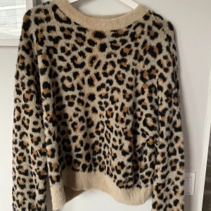 Stickad tröja - Leopard mönstrad stickad tröja