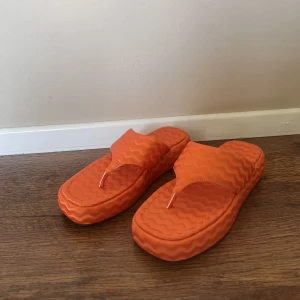 Platform flipflops - Snygga platform-flipflops i 70-tals anda!🍒 Aldrig använda.