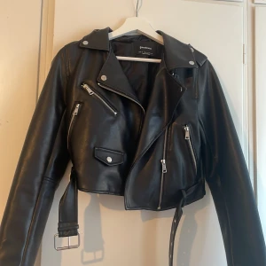 Skinnjacka  - Säljer min fina skinnjacka från Stradivarius i storlek S. Köptes för inte så länge sen och är knappt använd💓 hör av er!