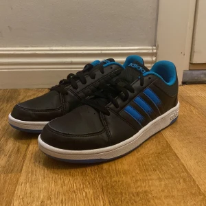 Adidas skor - Hej säljer mina adidas skor som är helt oanvända, säljer dem pga att de va för små.