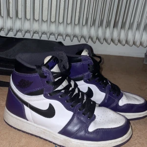 Air Jordan 1 Retro High Court Purple White  - Storlek 38. Skorna är använda men är i bra skick fortfarande🫶🏼 vill ni ha flera bilder eller funderar över nått så skriv gärna!💕