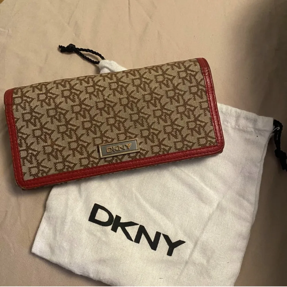 En dkny plånbok som är i bra skick och är andvänd få gånger. Köpt i usa på DKNY egna butik.. Väskor.