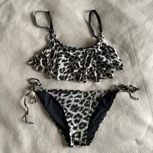 Bikini med leopardmönster, köpt på GinaTricot för några år sedan. I fint skick!