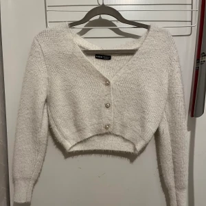 Croppad stickad tröja från Shein - Jättemysig kort tröja från shein! Bra skick, säljer då den är för liten för mig❤️
