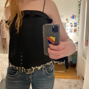 Linne  - Svart linne med volang🤝