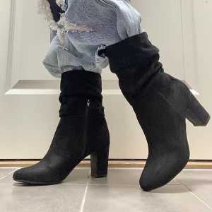 Klackar - oanvända - Oanvända klackar i storlek 37, dem sitter bra och bekvämt. Köpta från din sko för några år sedan.💖