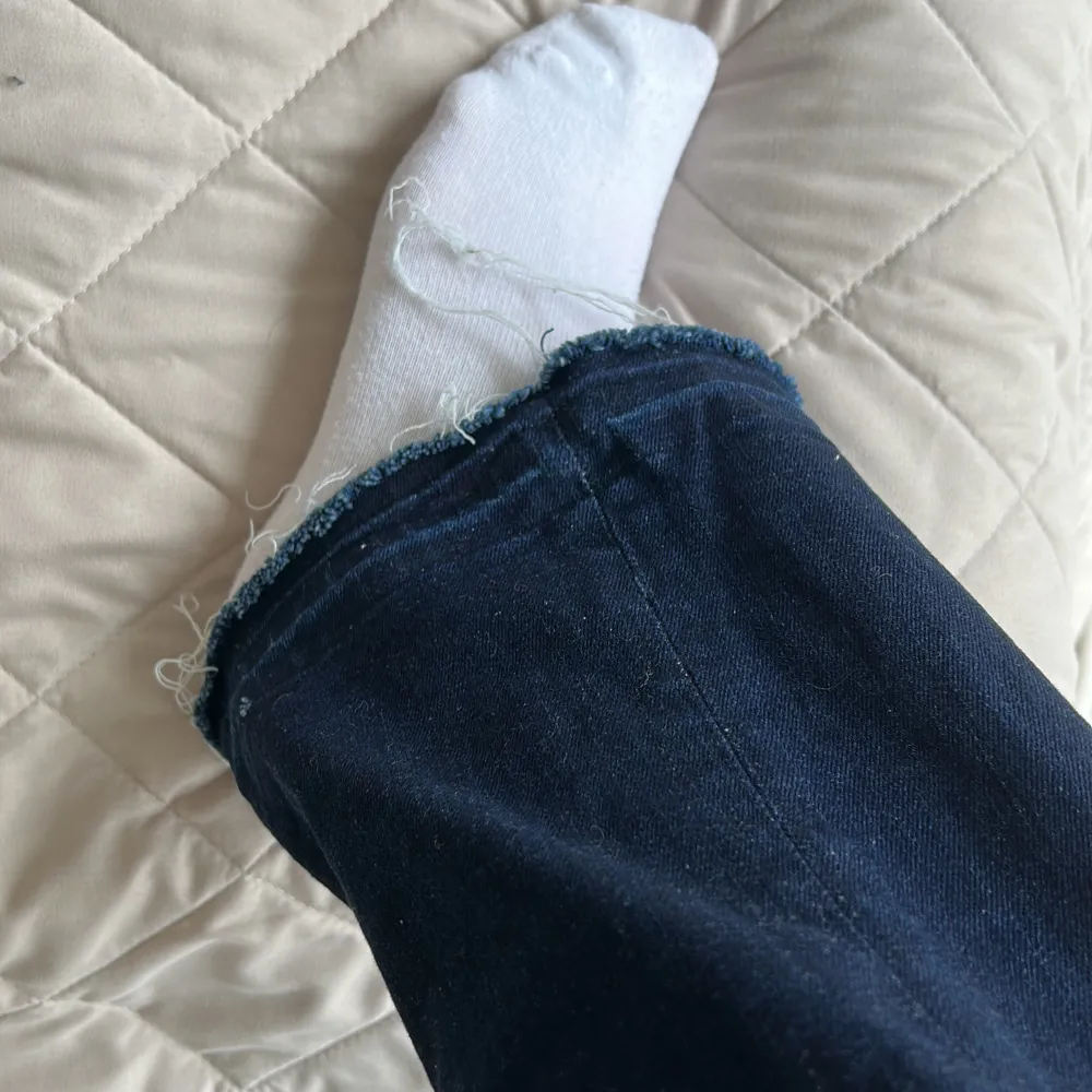 Supersnygga jeans från esprit, jag har sprättat upp dom där nere så att de blev längre och för att jag tycker att de blir snyggt💕. Jeans & Byxor.