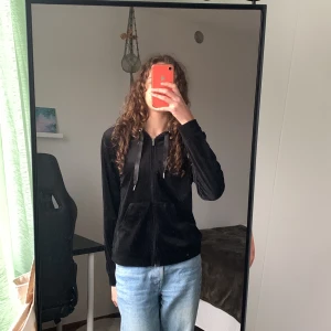 Gina zipup hoodie - En bekväm zipup hoodie från gina som jag säljer. Har använd den några gånger förut. Passar bra till både sommar och vinter då den är lite tunn men också varm. Skriv privat om du har några frågor🖤