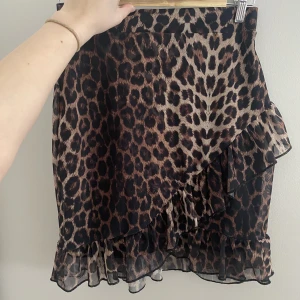 Leopardkjol från Nelly - Storlek S, resor i midjan och volanger nertill. 